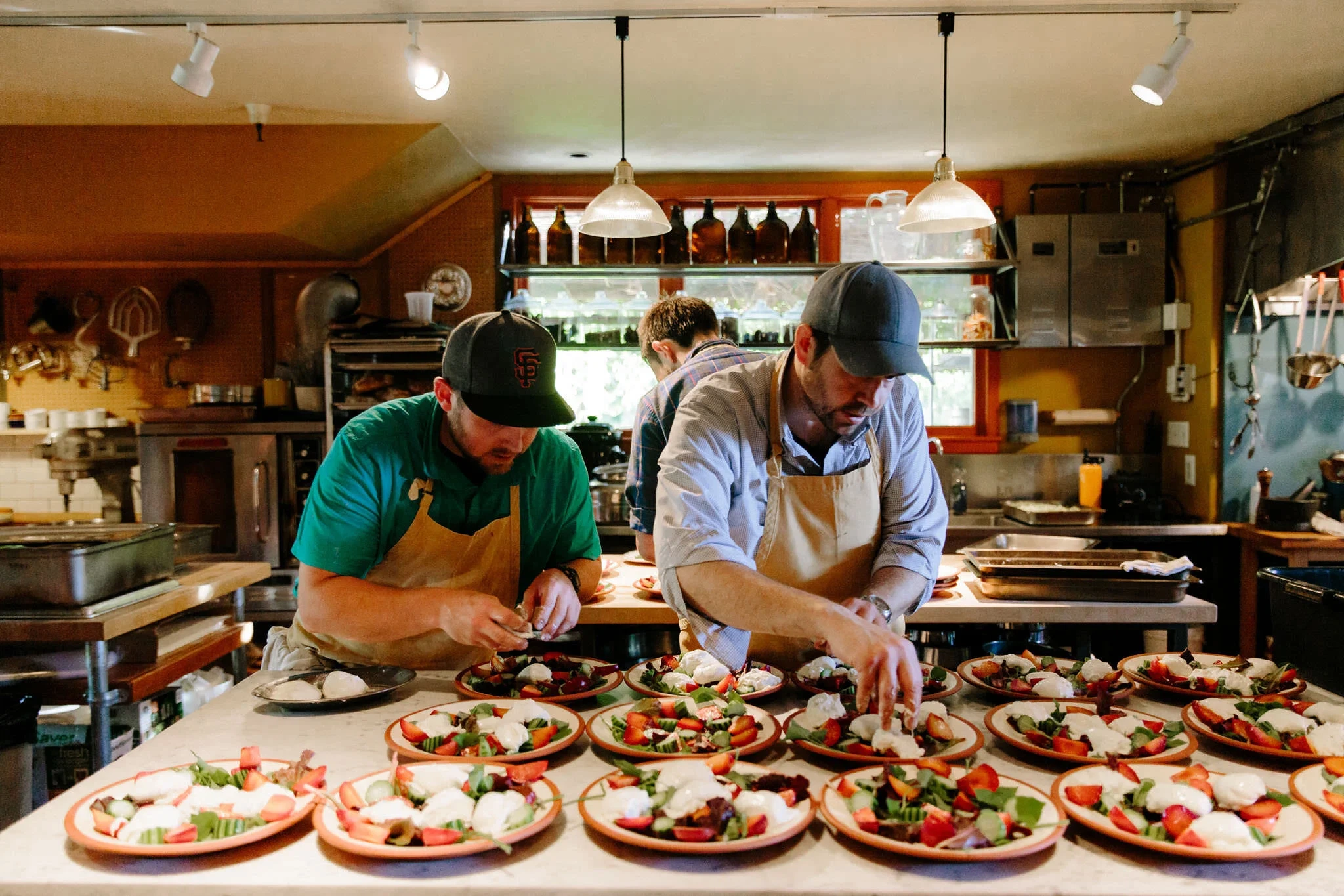 小宵虎南专业厨师团队在厨房中精心准备美食